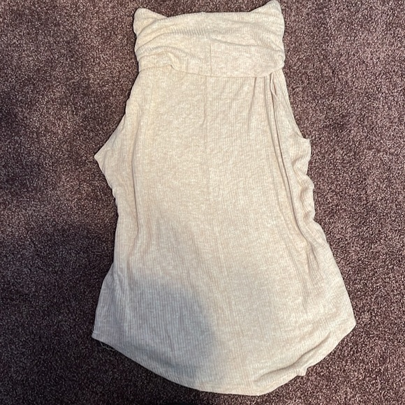 Sleeveless Turtle Neck - Picture 2 of 2